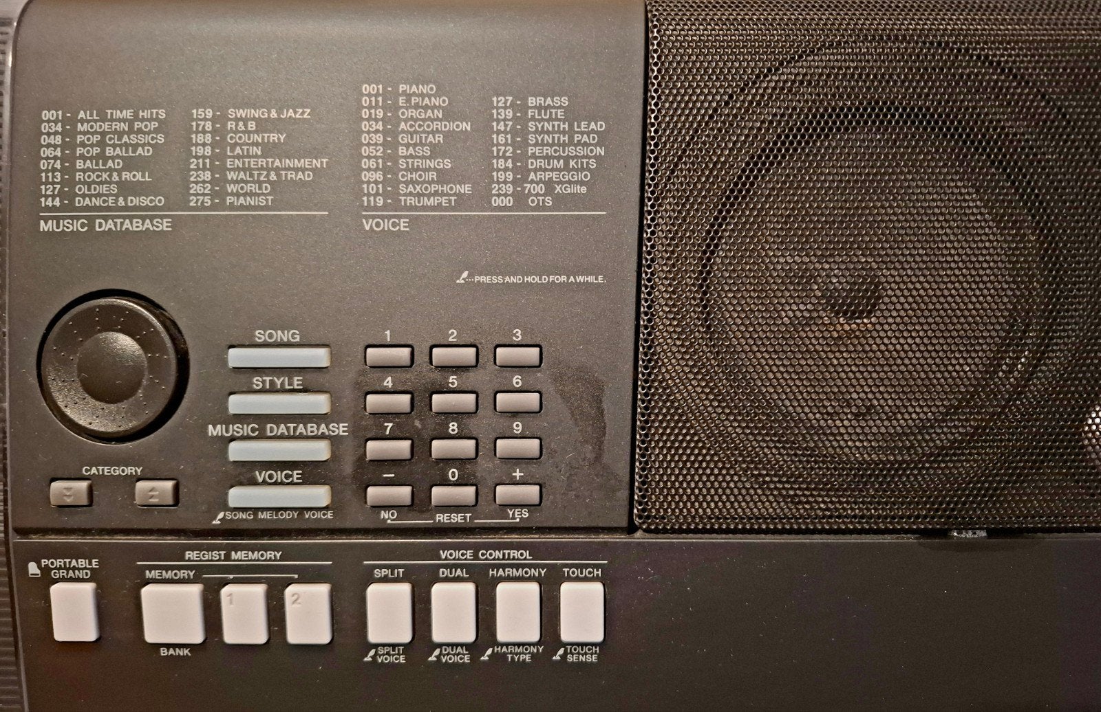 Foto 7 van Yamaha PSR-E423 keyboard met standaard en voeding