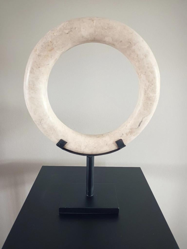 Marmeren ring ringsteen op voet landelijke 30cm marmer, Beige, Nieuw, Ophalen of Verzenden, Modern