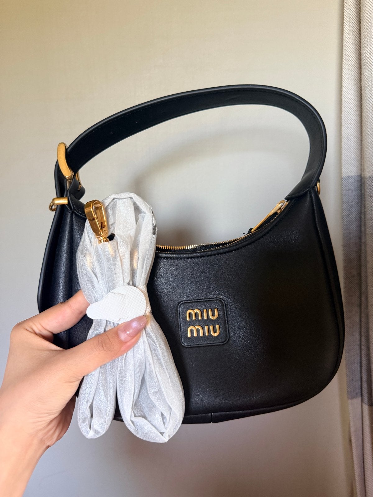 Miu Miu Schoudertasje Zwart Leer Zo Goed Als Nieuw, Sieraden, Tassen en Uiterlijk, Tassen | Damestassen, Ophalen of Verzenden