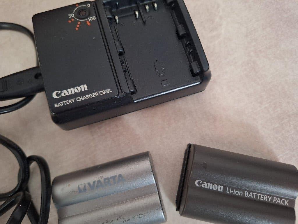 Oplader Canon DS8101 inclusief batterijen BP-511, Ophalen of Verzenden, Zo goed als nieuw