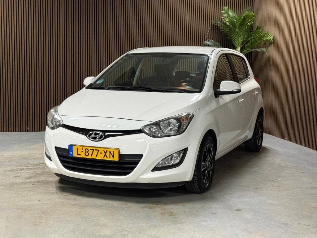 Hyundai i20 1.2i First Edition Nieuw Distributie ketting, Auto's, Euro 5, Gebruikt, 31 €/maand, 4 cilinders