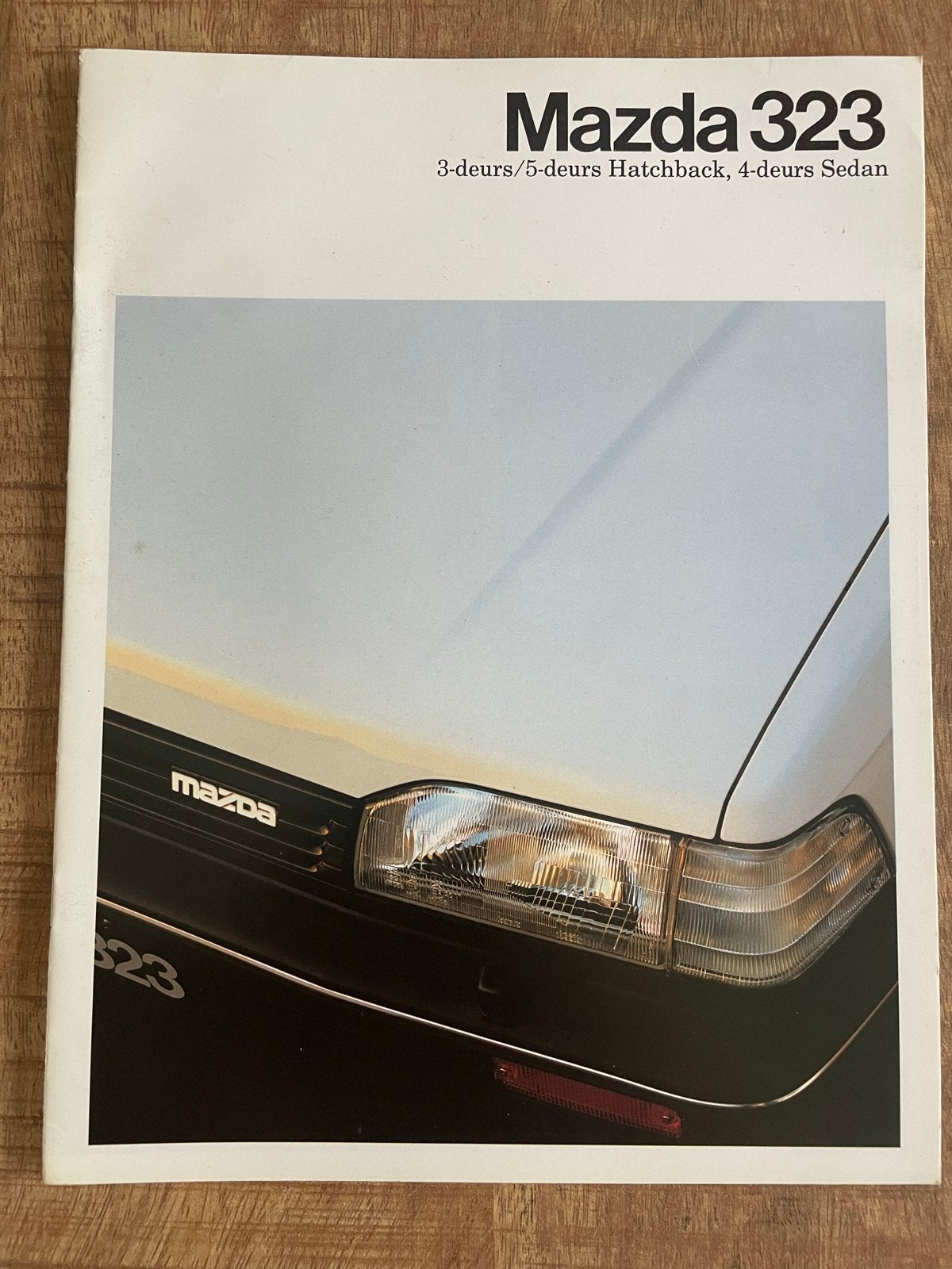 Mazda 323 Brochure (1988), Boeken, Auto's | Folders en Tijdschriften, Ophalen of Verzenden, Zo goed als nieuw, Mazda