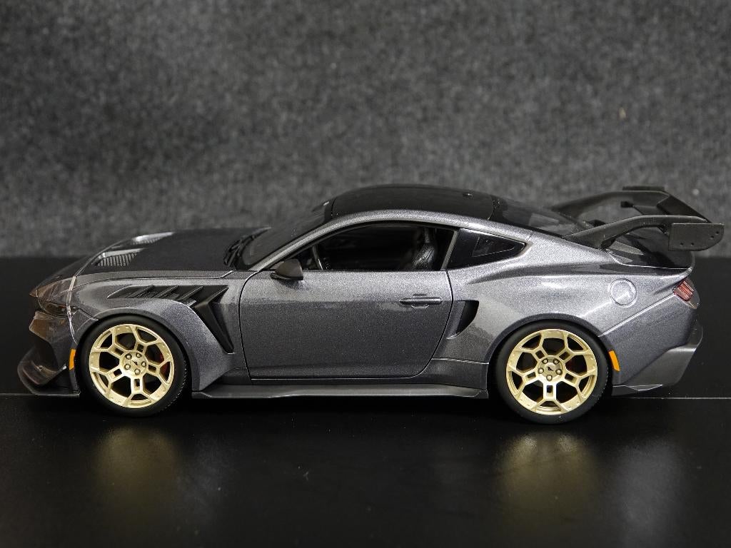 Maisto 1:18 2025 Ford Mustang GTD grijs metallic, Hobby en Vrije tijd, Modelauto's | 1:18, Maisto, Auto, Onbekend, Nieuw