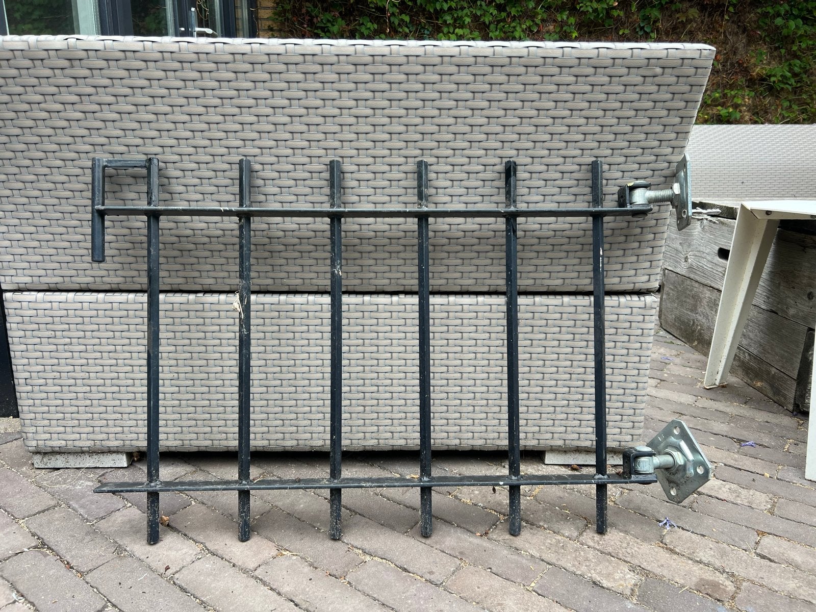 Zwart ijzeren hekwerkdeel -poortje- met scharnieren, Tuin en Terras, Tuinhekken en Hekwerk, Ophalen, Met poort, Gebruikt, Tuinhek