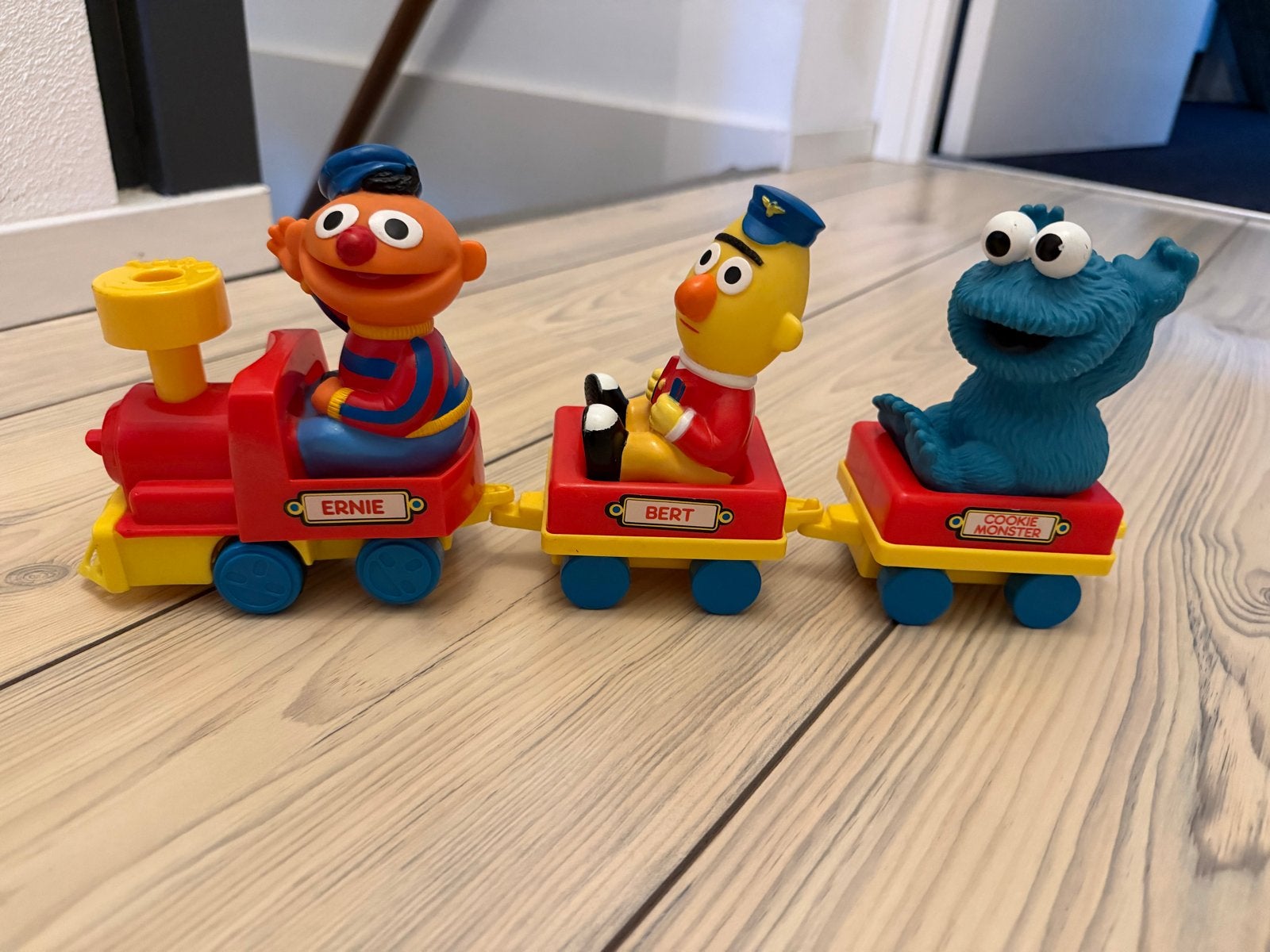 Sesamstraat Trein met Elmo, Bert en Koekiemonster, Kinderen en Baby's, Speelgoed | Speelgoedvoertuigen, Ophalen of Verzenden, Gebruikt