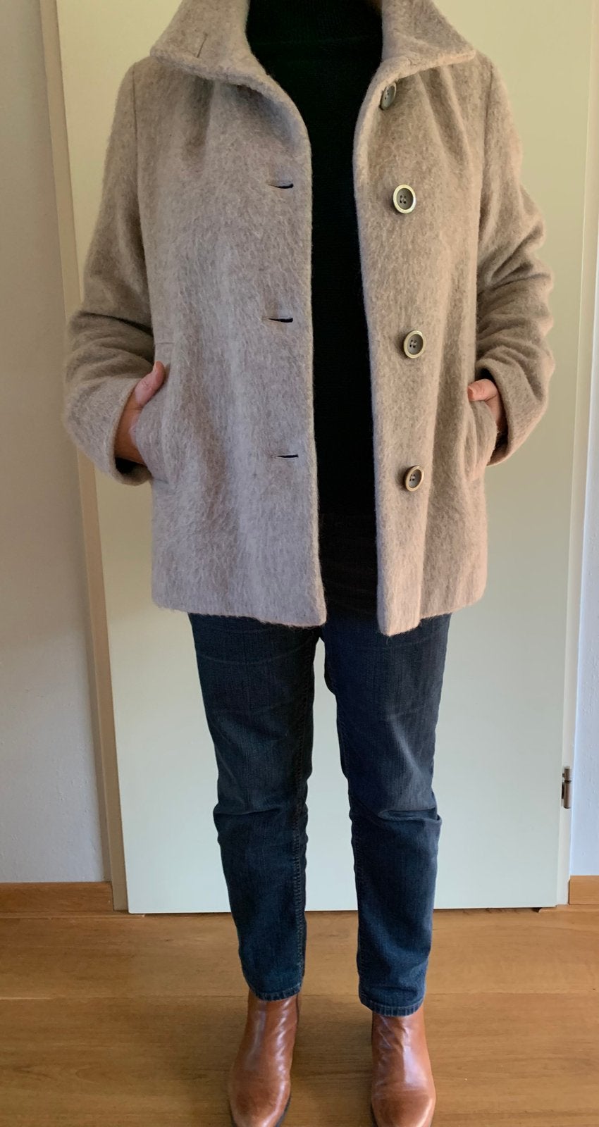 Korte jas van Milo, maat 46, beige, zacht en licht., Ophalen of Verzenden, Gedragen, Maat 46/48 (XL) of groter, Beige