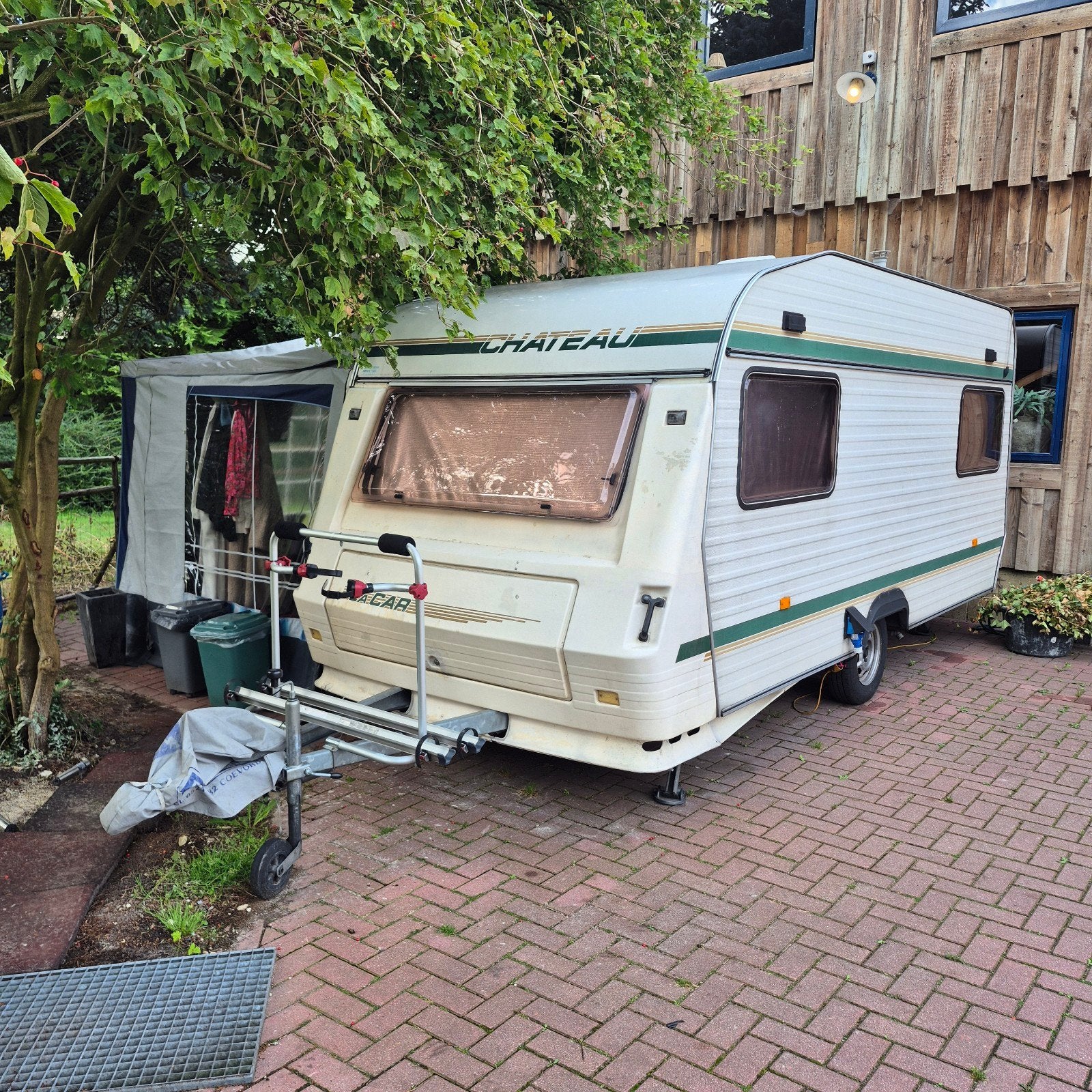 Chateau Caravan met voortent, luifel en complete inventaris, Caravans en Kamperen, Vast bed, Chateau, Fietsenrek, Treinzit