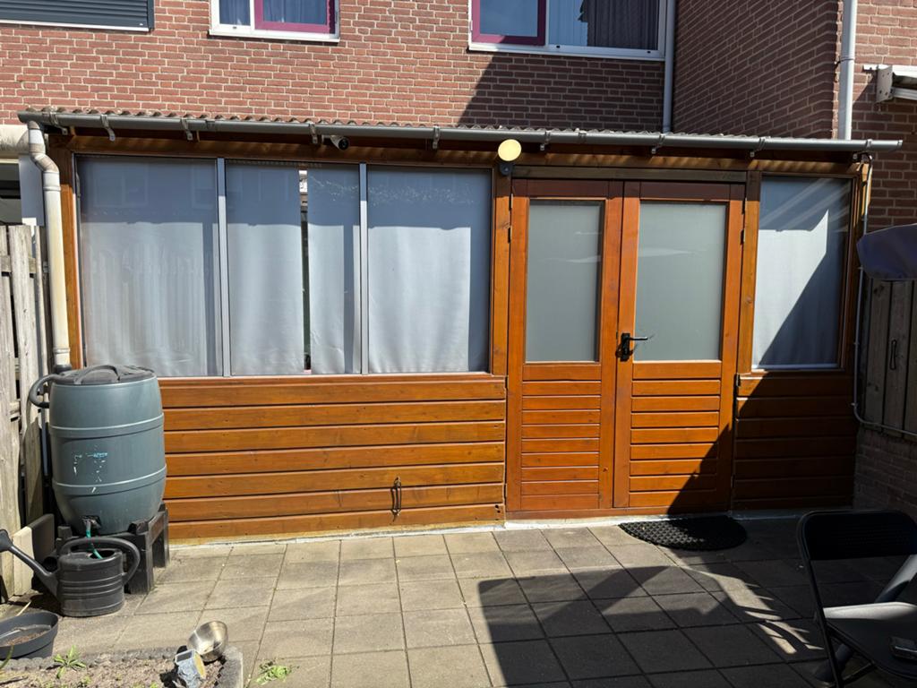 Houten veranda met transparant dak