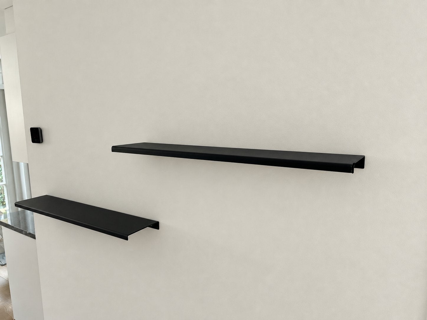 Zwarte metalen wandplanken (2 stuks), Ophalen, Zo goed als nieuw