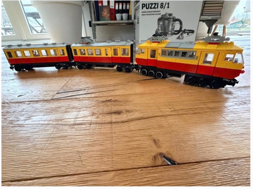 Lego 7740 trein locomotief en 2 rijtuigen met werkende motor, Kinderen en Baby's, Speelgoed | Duplo en Lego, Ophalen, Zo goed als nieuw