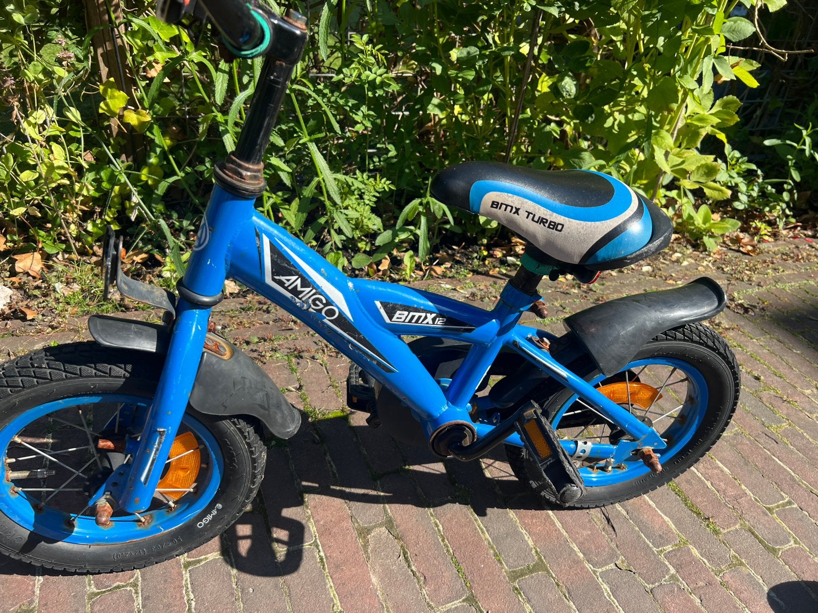 BMX kinderfiets 12 inch met zijwieltjes en kinderhelm, Fietsen en Brommers, Ophalen, Zo goed als nieuw, Minder dan 16 inch, Zijwieltjes
