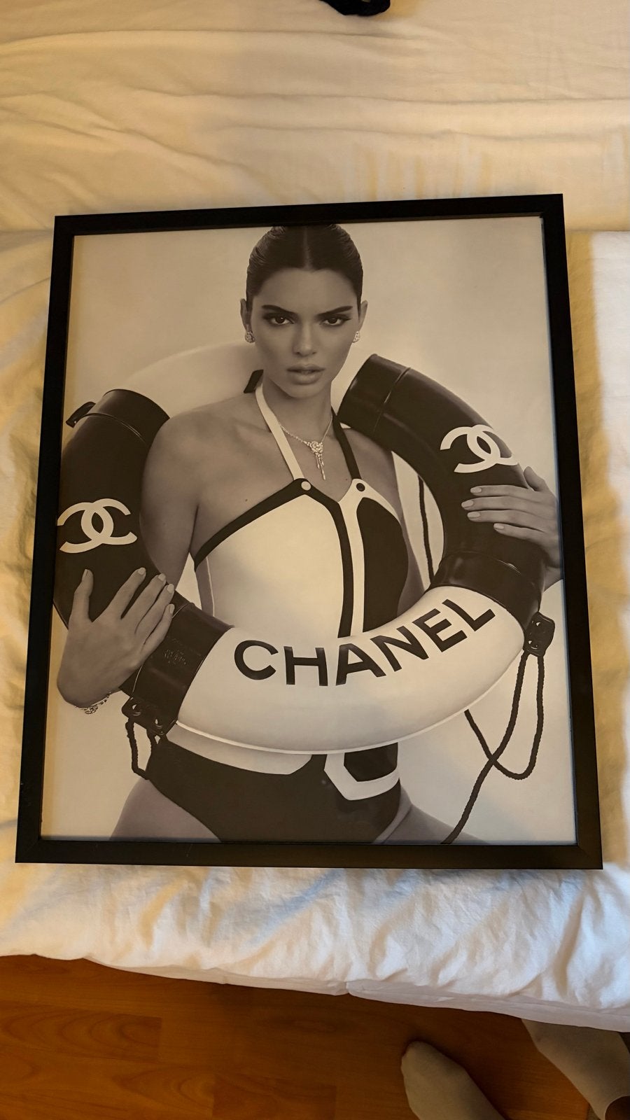 Kendall Jenner in lijst  - Art Collection International, Ophalen, 50 – 75, 50 tot 75 cm, Print