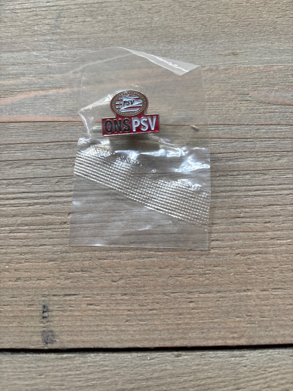 PSV 'ONS PSV' speldje - Nieuw in verpakking, Ophalen of Verzenden, Nieuw, Sport, Speldje of Pin