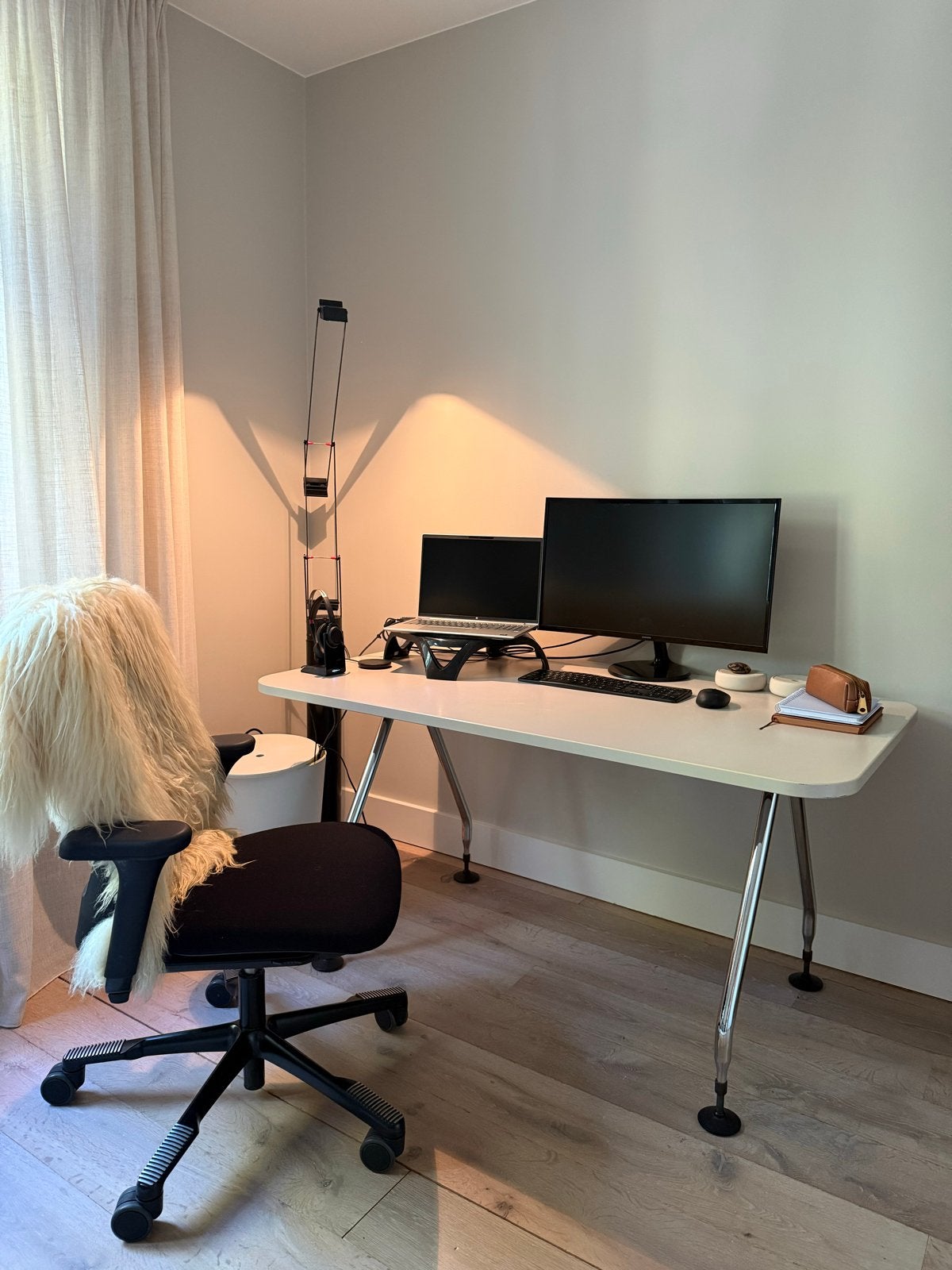 Vitra afhoc bureau met Artemide tizio lamp op voet, Ophalen, Gebruikt, Metaal, In hoogte verstelbaar