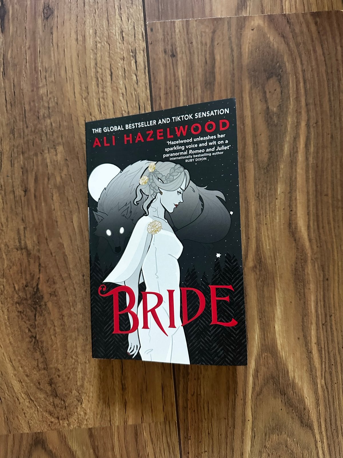 Bride - Ali Hazelwood (Global Bestseller & TikTok Sensatie), Boeken, Romans, Ophalen of Verzenden, Gelezen, Wereld overig