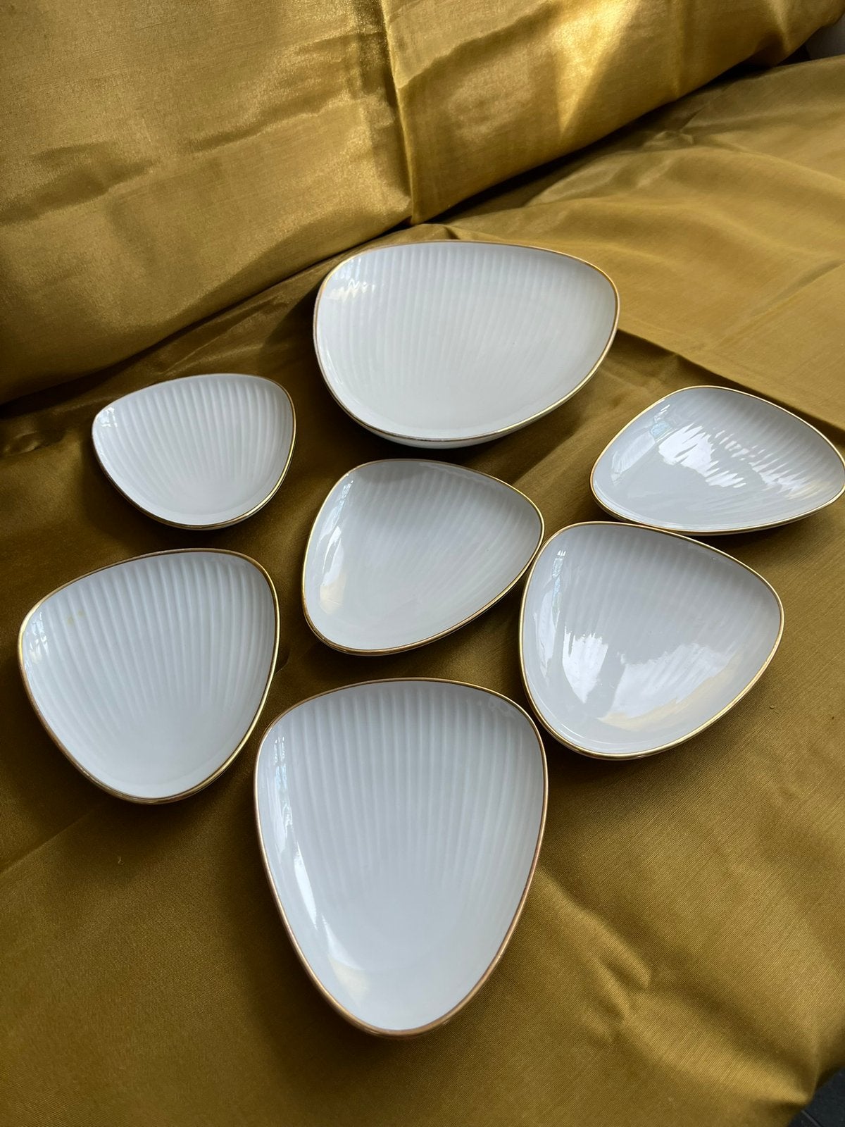 Vintage gebak setje, schelp vorm, gouden randje., Ophalen of Verzenden, Overige stijlen, Porselein, Schaal of Schalen