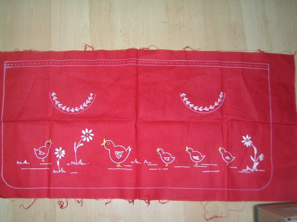 Geborduurde stof met kuikens perfecte staat. + Verkoop DMC, Ophalen of Verzenden, Zo goed als nieuw, Handborduren, Overige typen