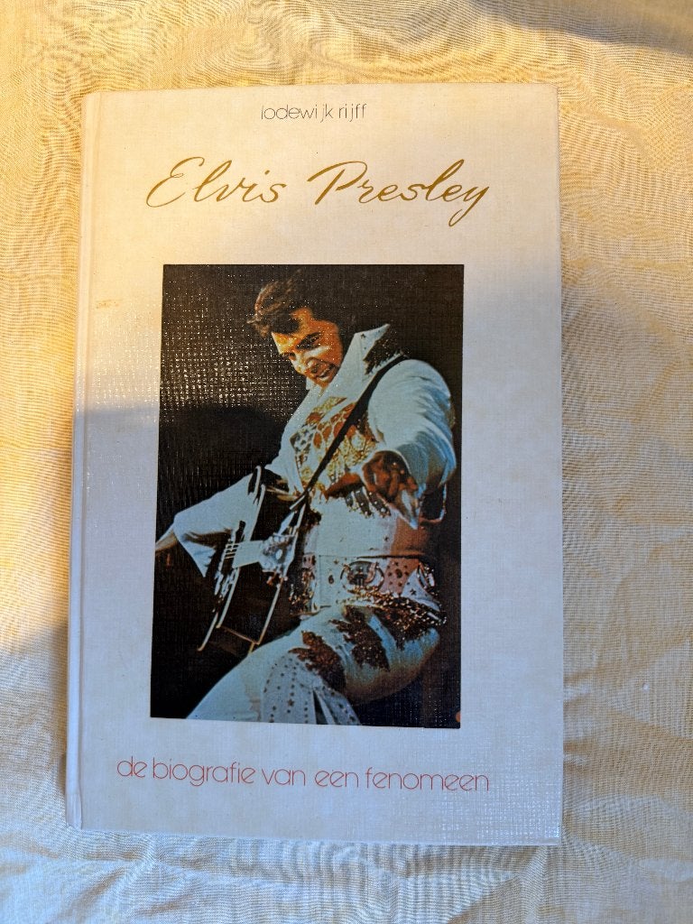 ELVIS PRESLEY BIOGRAFIE VAN EEN FENOMEEN 143 PAGINA`S, Ophalen of Verzenden, Zo goed als nieuw, Boek, Tijdschrift of Artikel