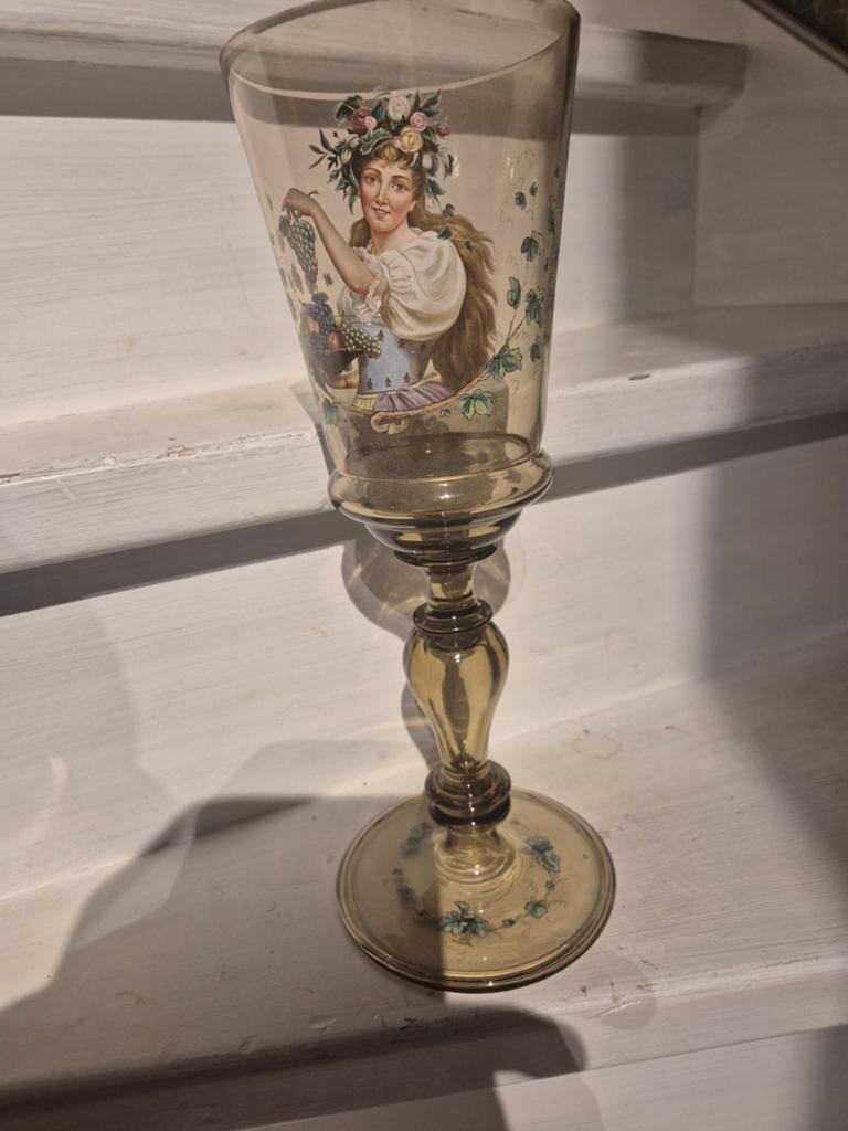 Antiek wijnglas met handgeschilderde dame en druiven, Ophalen of Verzenden