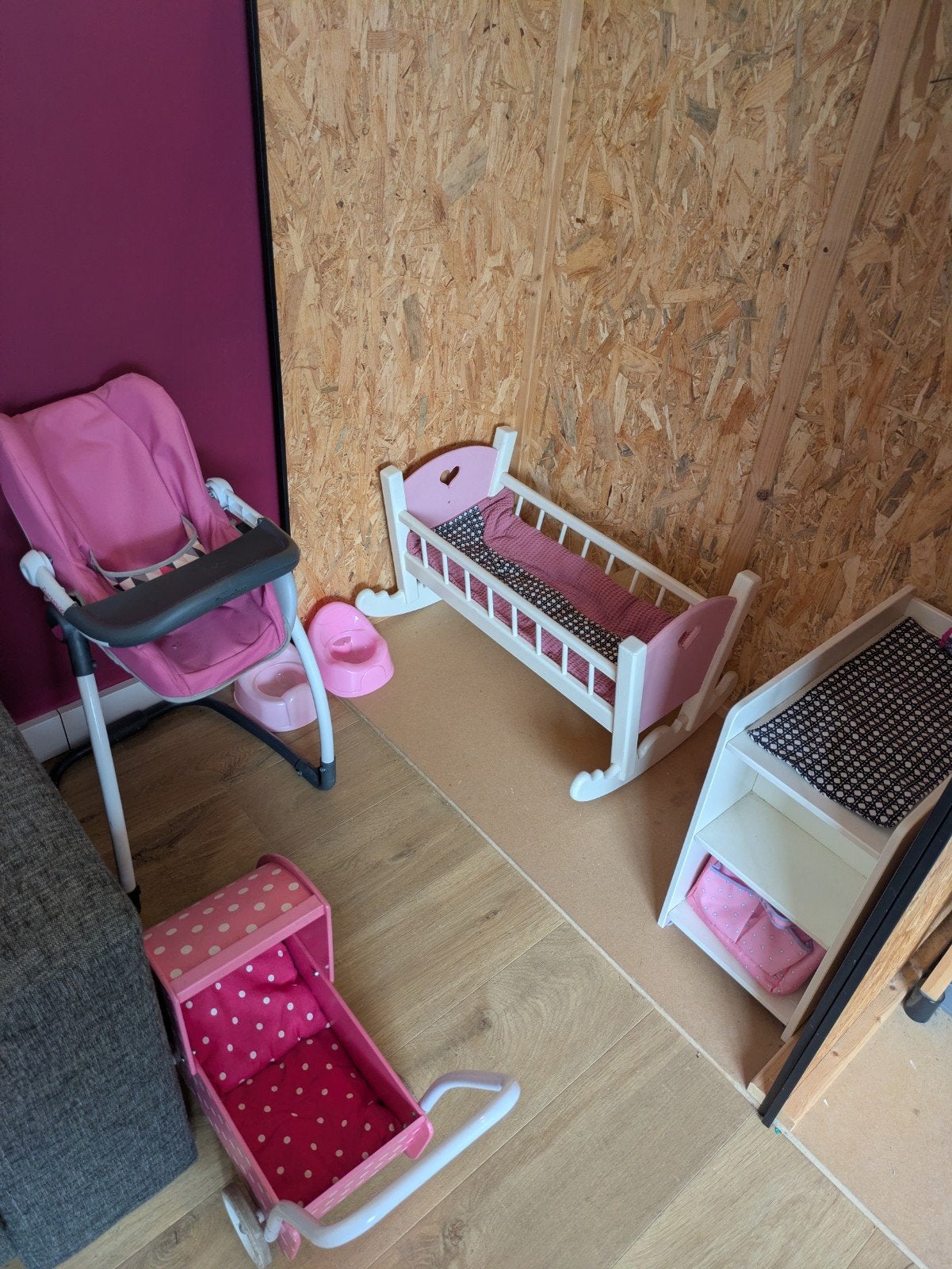 Grote set poppenspullentjes: bedje, commode, eetstoel, etc., Ophalen