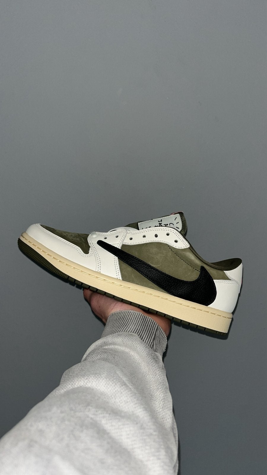 Jordan 1 Low Travis Scott ‘Medium Olive’ maat 43, Ophalen of Verzenden, Nieuw, Overige kleuren