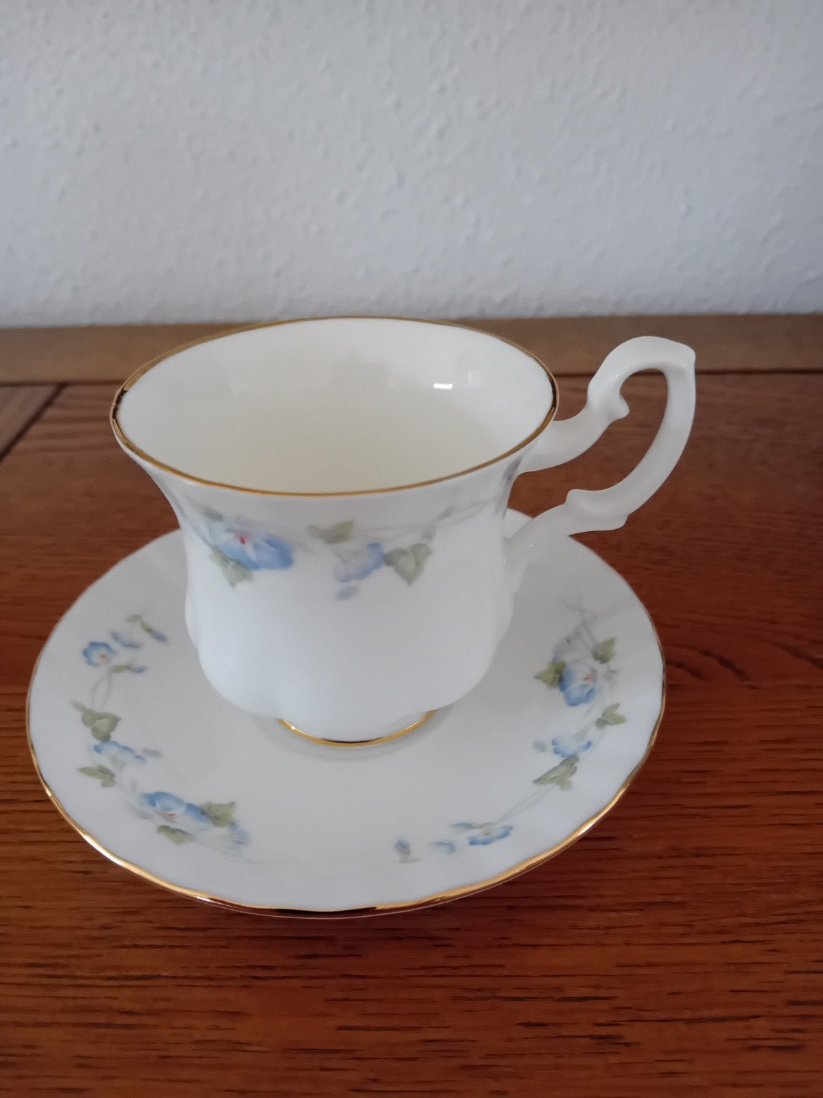 Royal Albert Bone China kop en schotel - Blauwe bloemen, Antiek en Kunst, Antiek | Servies los, Ophalen