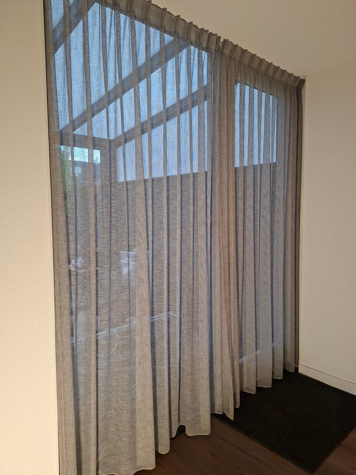 Mooie grijze vitrage 255 cm lang, 2 delen, Ophalen, Vitrage, Gebruikt, Lichtdoorlatend