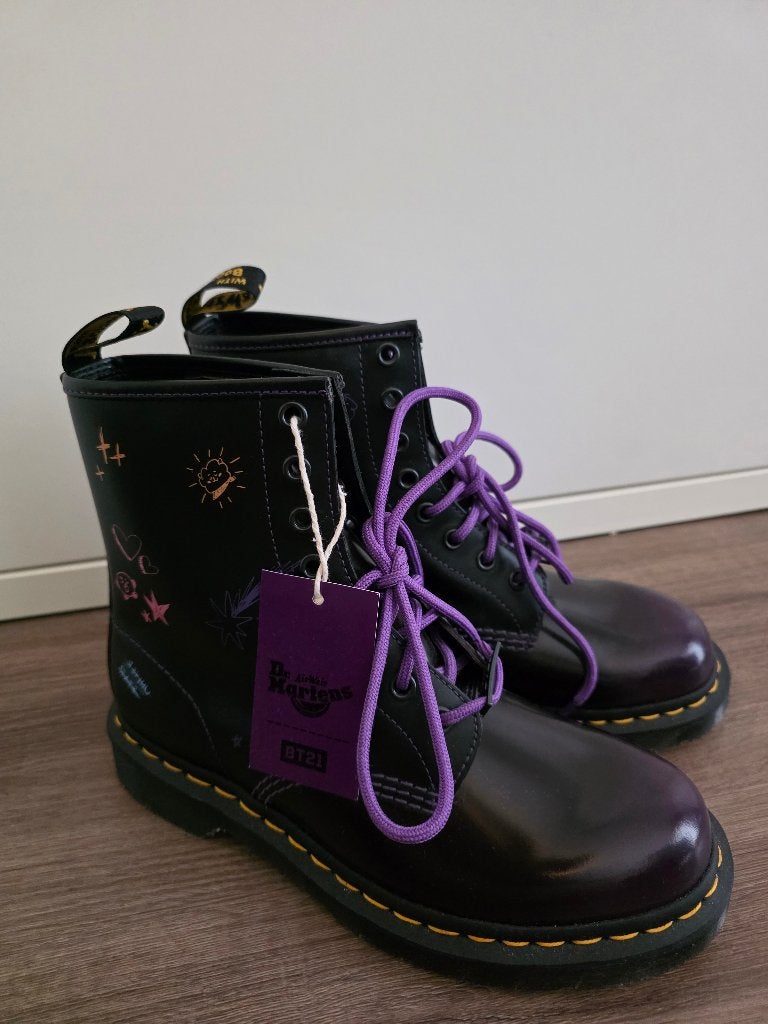 BT21 BTS Dr. Martens maat 38 Nieuw, Zwart, Lage of Enkellaarzen, Nieuw, Ophalen of Verzenden