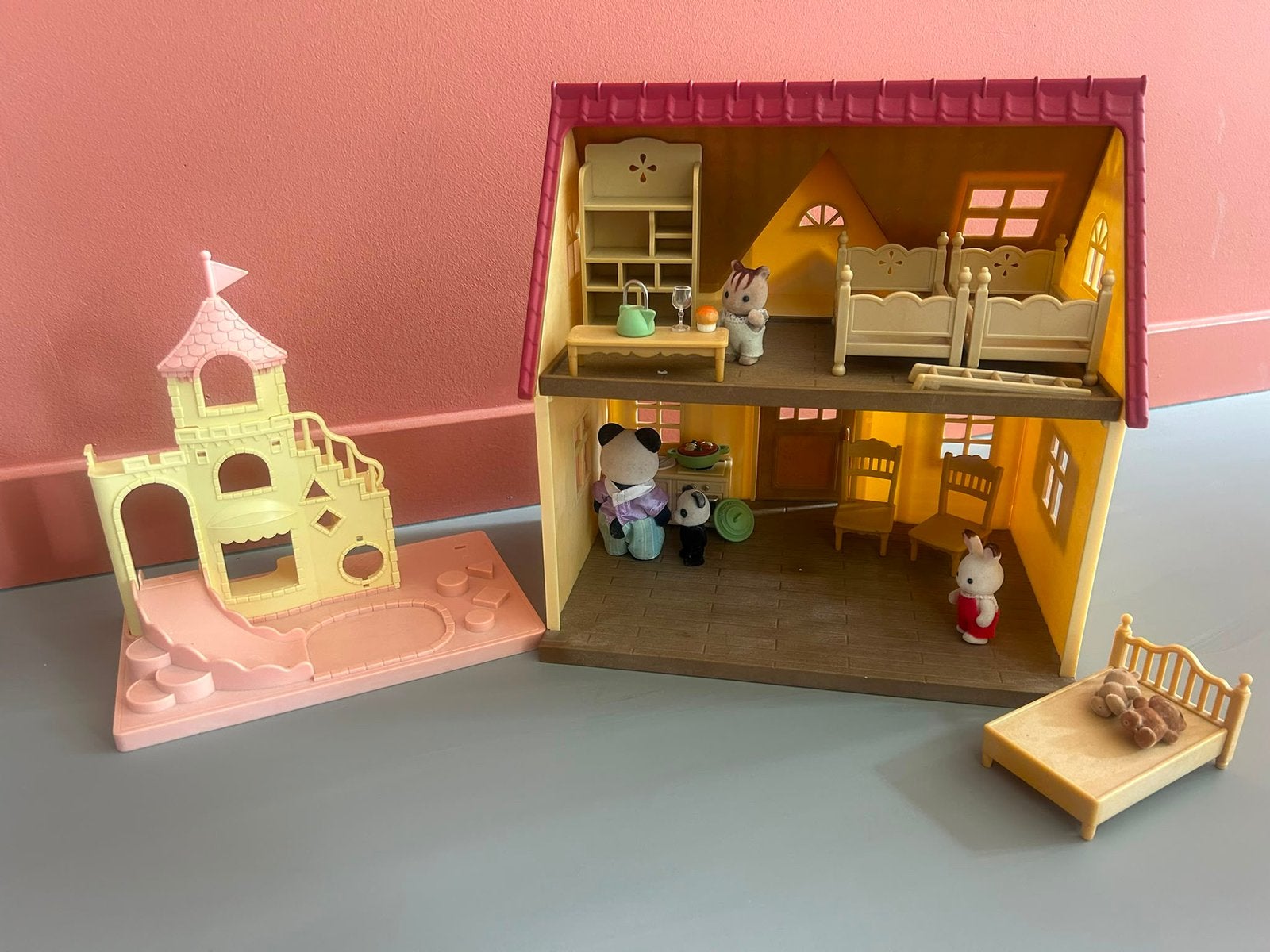 Sylvanian family huis plus speeltuin, Kinderen en Baby's, Ophalen of Verzenden, Zo goed als nieuw, Poppenhuis