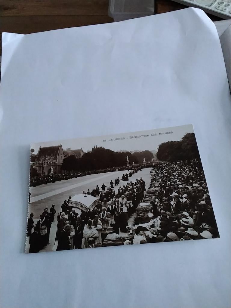 LOURDES. BENEDICTION DES MALADES, Verzamelen, Ansichtkaarten | Themakaarten, Ophalen of Verzenden, Voor 1920, Sterren en Beroemdheden