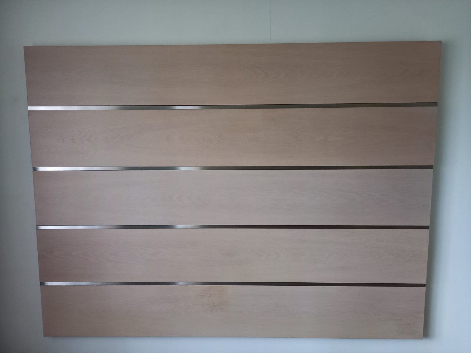Groot wandpaneel met metalen accenten - 225x168 cm, Gebruikt, Hout, Wandbord of Wandpaneel, Met ophangsysteem