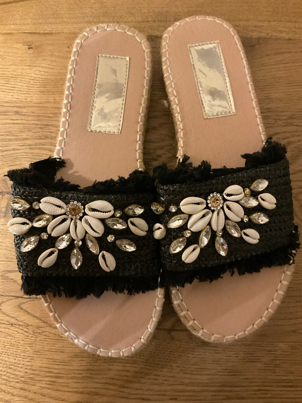 Dames slippers met schelpjes - Ibiza look - Maat 39, Kleding | Dames, Schoenen, Ophalen of Verzenden, Zo goed als nieuw, Zwart