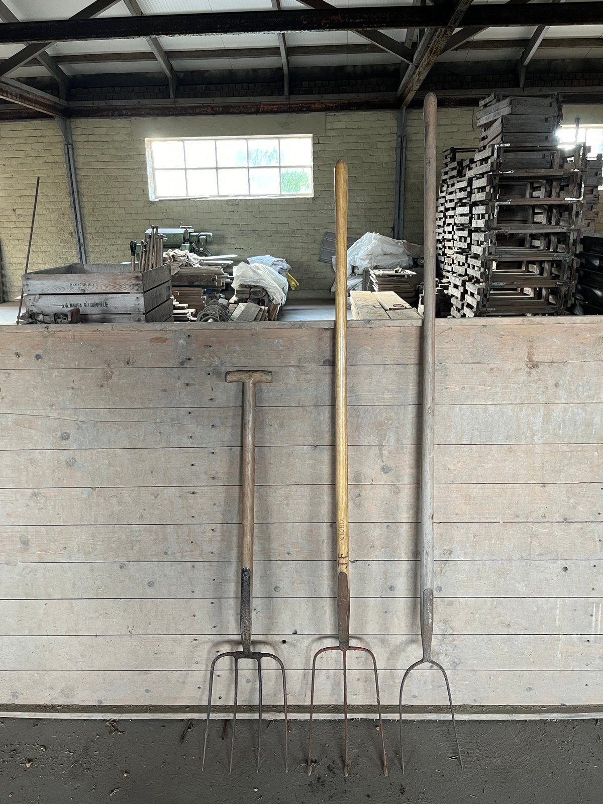 3 rieken/mest- of hooivorken, Ophalen