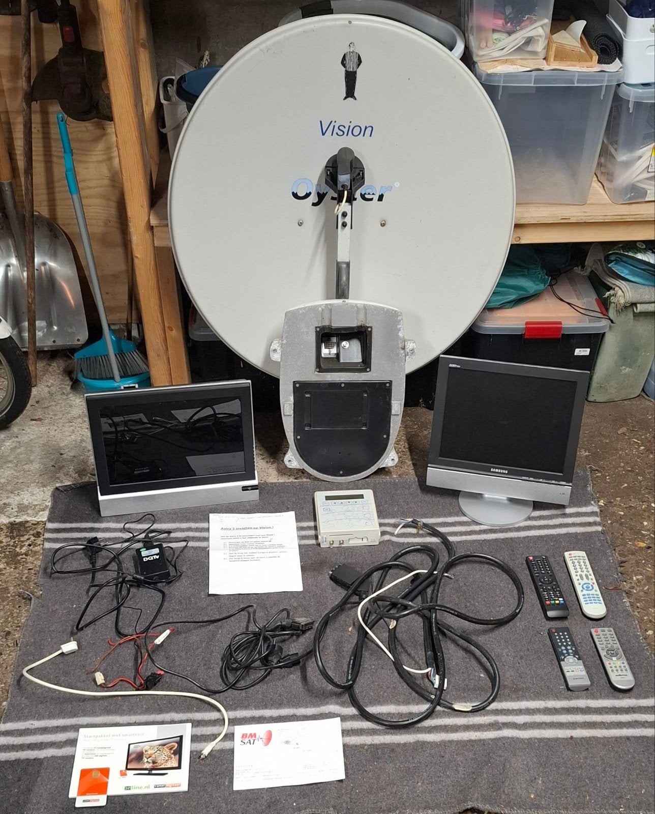 Oyster Vision schotelantenne set met 2 tv's en smartcard, Ophalen, Gebruikt, (Schotel)antenne, Overige merken