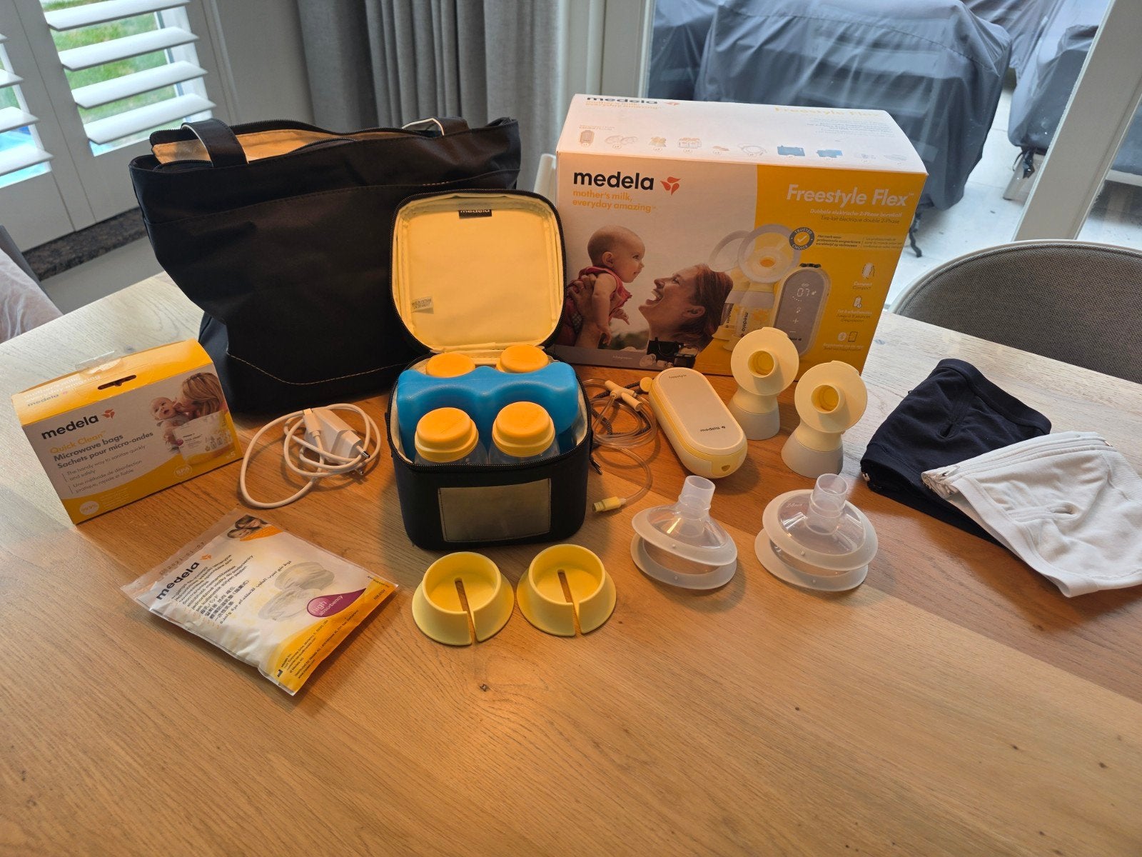 Medela Freestyle Flex borstkolf + 2 handsfree kolf-BH's M, Ophalen of Verzenden, Zo goed als nieuw