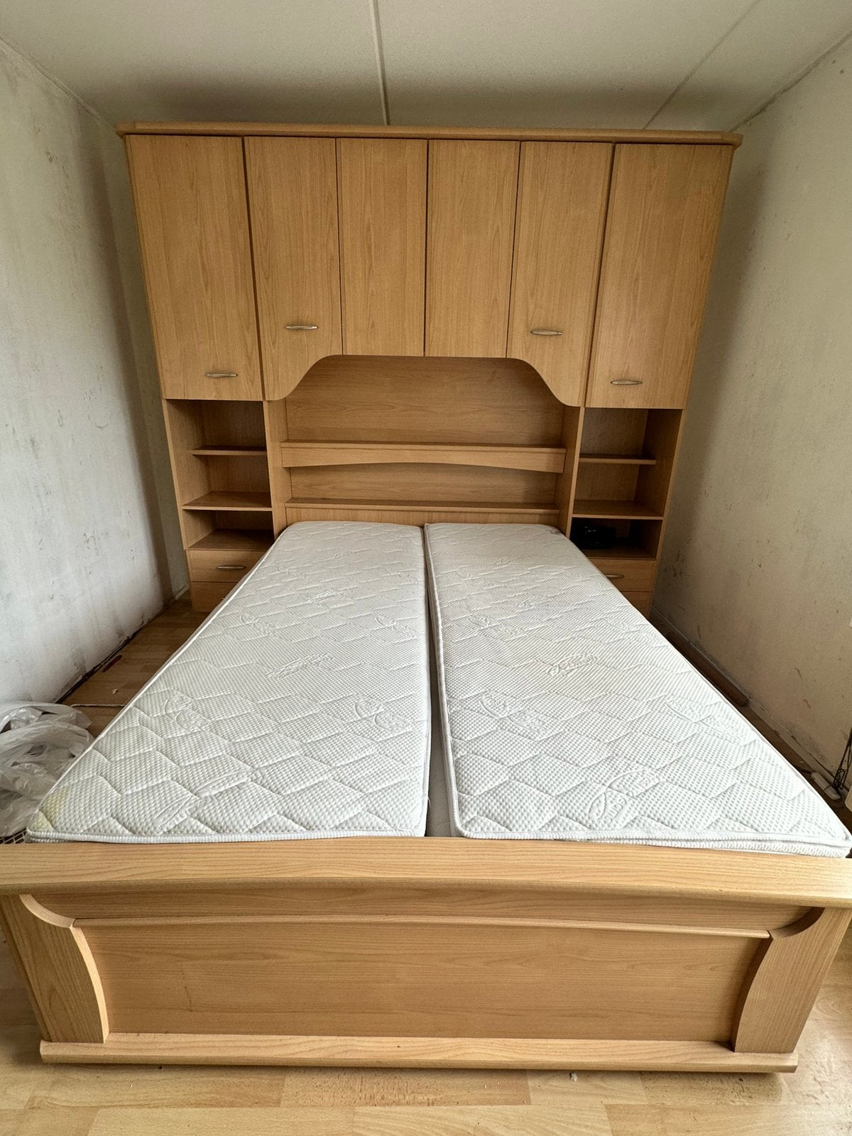Bed met opbouw, elek. lattenbodem (140x200) MOET SNEL WEG, Huis en Inrichting, Slaapkamer | Complete slaapkamers, Ophalen, Gebruikt
