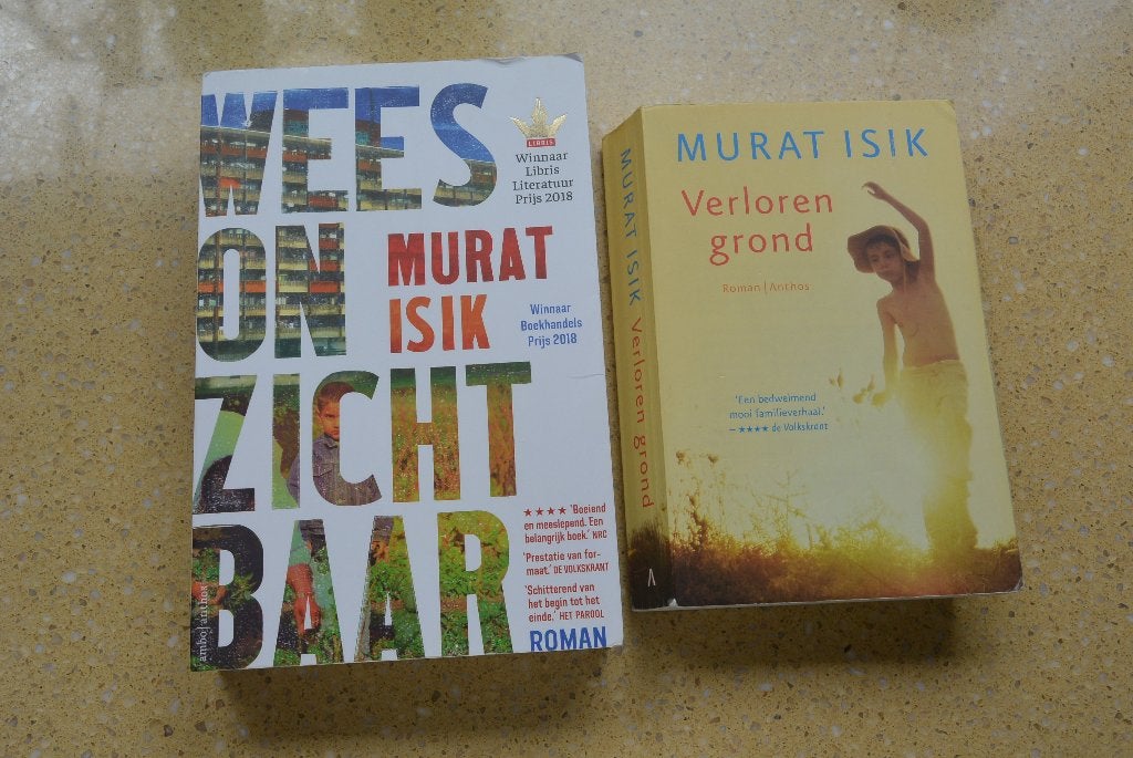 2x Murat Isik - Verloren grond - Wees onzichtbaar, Boeken, Gelezen, Ophalen of Verzenden, Nederland, Murat Isik