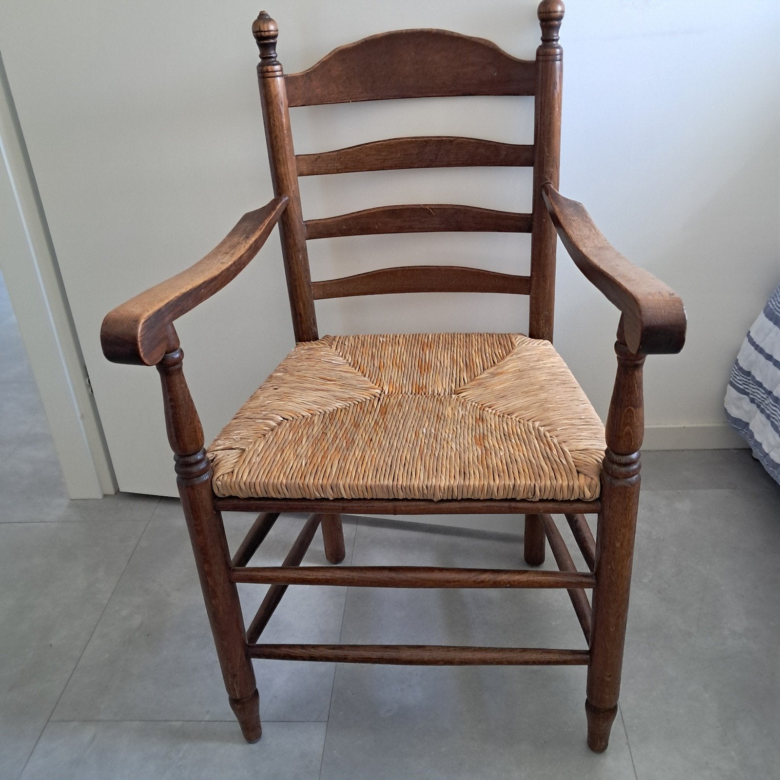 Antieke houten stoel met biezen zitting, in goede conditie,, Ophalen