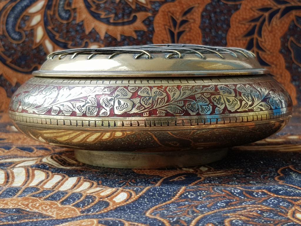 Mooie originele oude rose bowl van koper en emaille 17 cm.