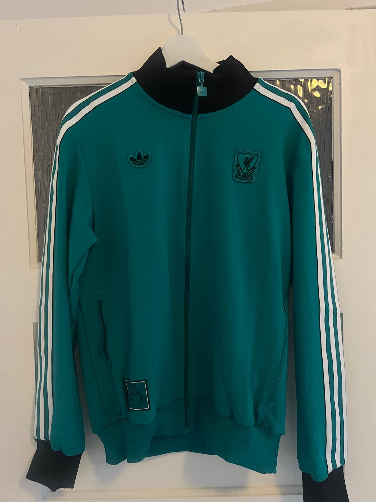 Adidas Liverpool Terrace Icons Trainingsjack Maat M, Maat 48/50 (M), Nieuw, Ophalen of Verzenden, Voetbal