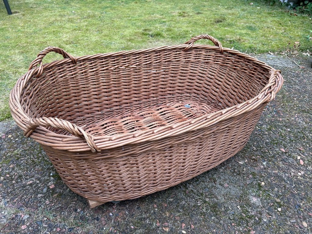 mand, riet, vintage, groot, op wieltjes, Huis en Inrichting, Woonaccessoires | Schalen en Manden, Ophalen, Gebruikt, Met hengsel