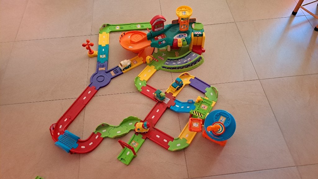 Toet Toetbaan met o.a. garage en 4 auto' batterij en meer, Ophalen, Gebruikt, 2 tot 4 jaar