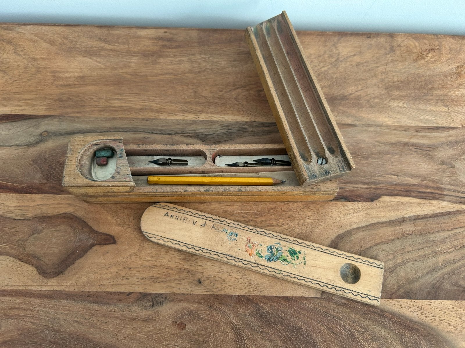Vintage houten griffeldoos met inktpennen en potlood, Antiek en Kunst, Ophalen of Verzenden