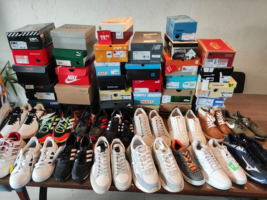 Schoenen met afwijkende maten: rechts groot, links klein, Kleding | Heren, Schoenen, Ophalen, Nieuw, Overige kleuren