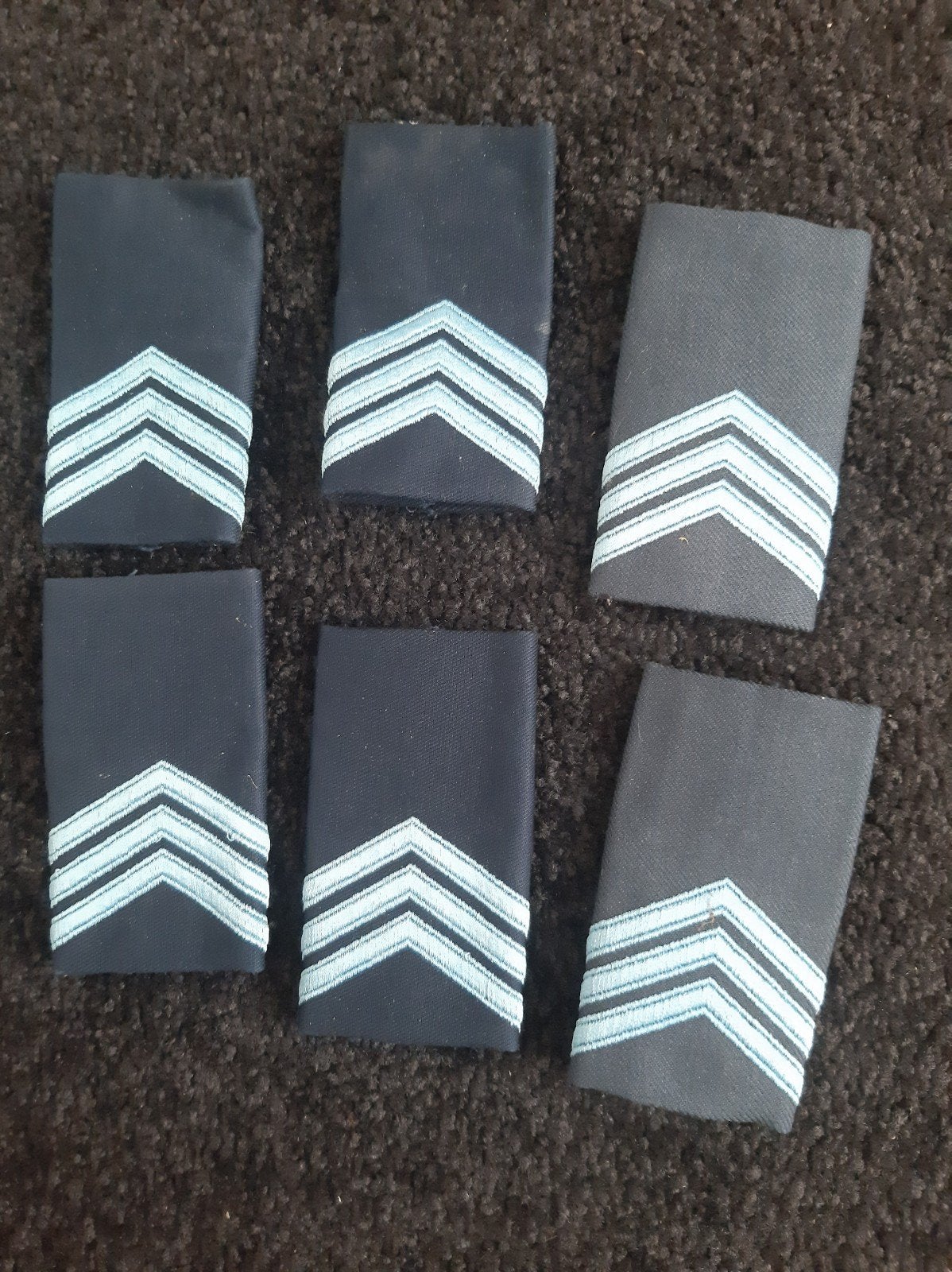 Luchtmacht rangonderscheidingstekens sergeant en sergeant 1e, Ophalen of Verzenden, Luchtmacht, Nederland, Embleem of Badge