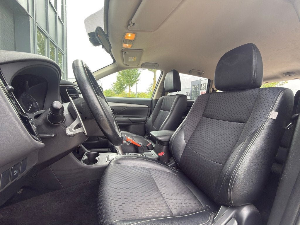 Mitsubishi Outlander 2.0 PHEV Business Edition / CAMERA NAVI, Auto's, Mitsubishi, 4 cilinders, Wit, Vierwielaandrijving, Hybride Elektrisch/Benzine