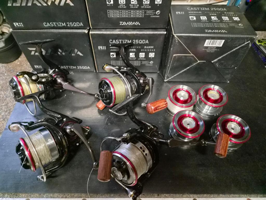Daiwa Cast'izm 25QDA Molens - Set van 4, Ophalen of Verzenden, Molen