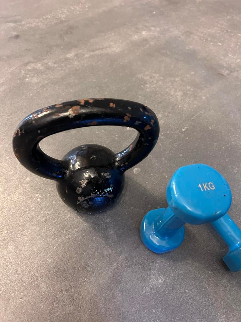 Gratis Set oude dumbbels  en kettlebell - kleine gewichten, Sport en Fitness, Fitnessmaterialen, Ophalen, Gebruikt, Armen, Dumbbell