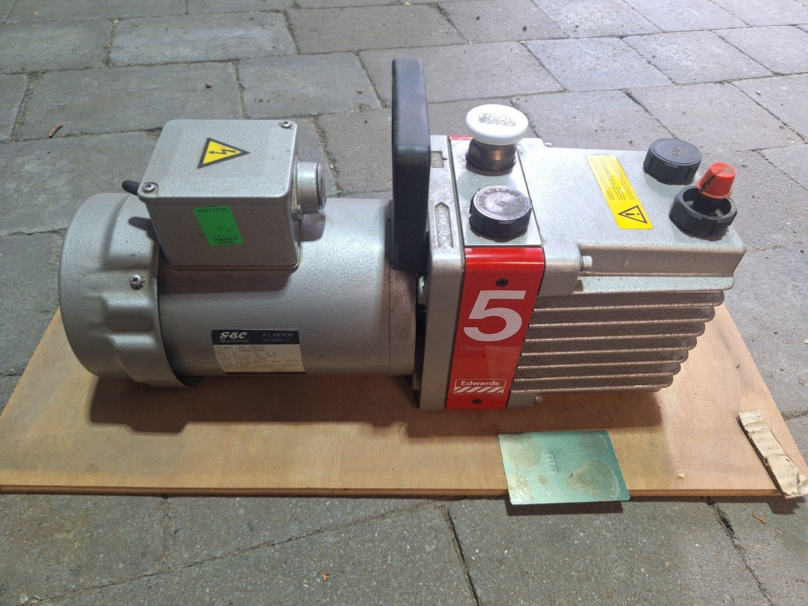 Edwards E1M5 Hoogvacuümpomp, Ophalen
