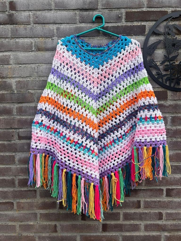 RKlGehaakte Poncho met Franjes - Handgemaakt .Nog  meer kle, Kleding | Dames, Overige Dameskleding, Zo goed als nieuw, Ophalen of Verzenden